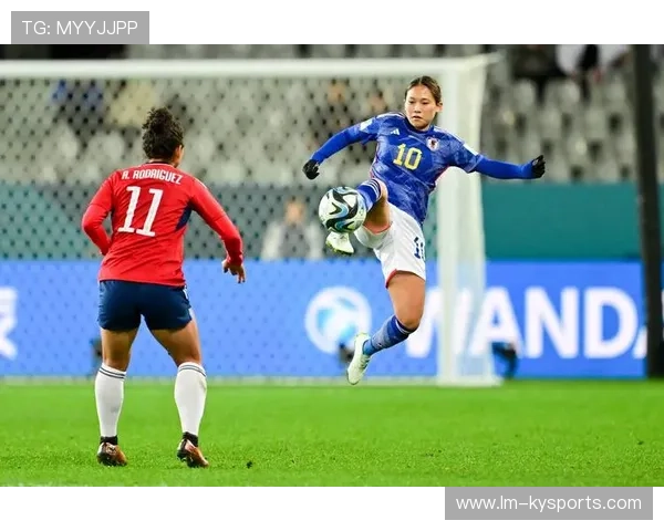 女足比赛意外事件频发，球员团结应对，女足踢比赛